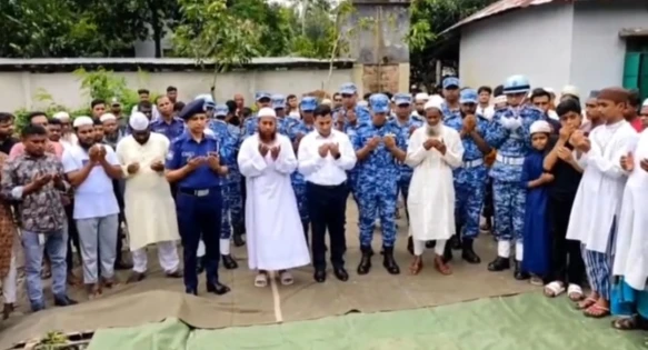 ফরিদপুরে শিক্ষার্থী রাইসার কবরে বিমান বাহিনীর শ্রদ্ধা